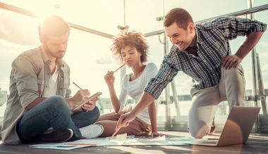 Çalışan genç insanlar