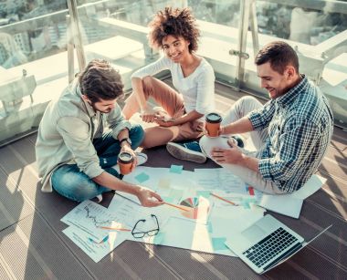 Çalışan genç insanlar