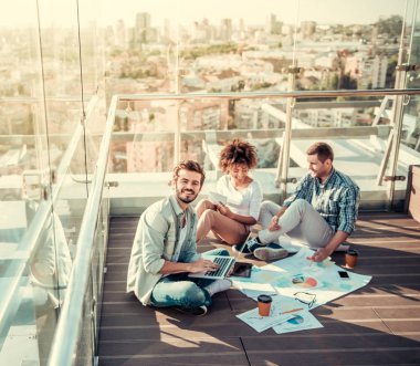 Çalışan genç insanlar