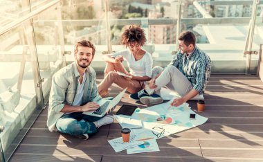 Çalışan genç insanlar