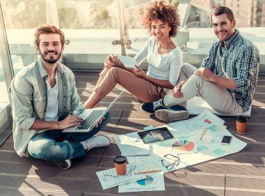 Çalışan genç insanlar