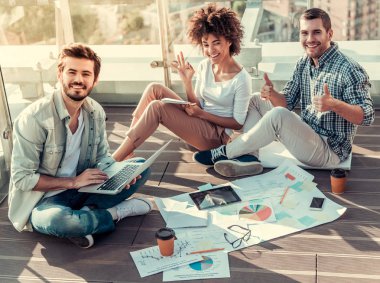 Çalışan genç insanlar