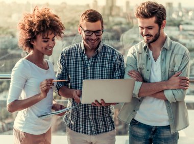 Çalışan genç insanlar