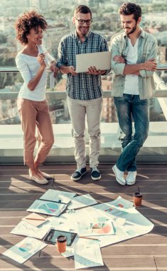 Çalışan genç insanlar