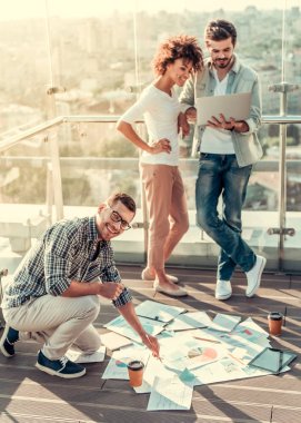 Çalışan genç insanlar