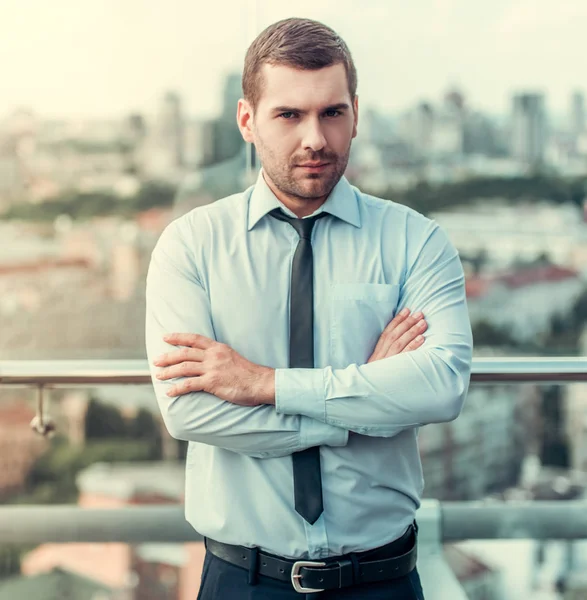 yakışıklı işadamı açık havada