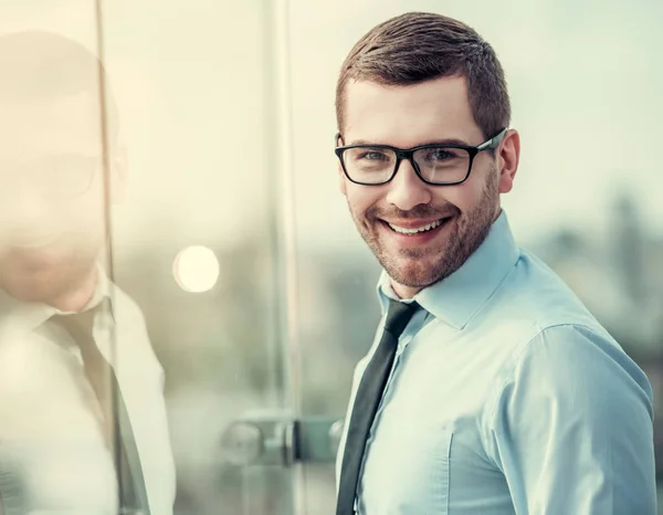 Hombre de negocios guapo al aire libre — Foto de Stock