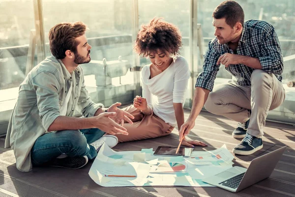 Çalışan genç insanlar