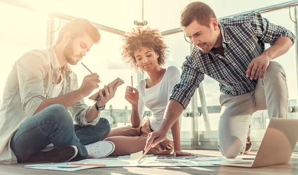 Çalışan genç insanlar