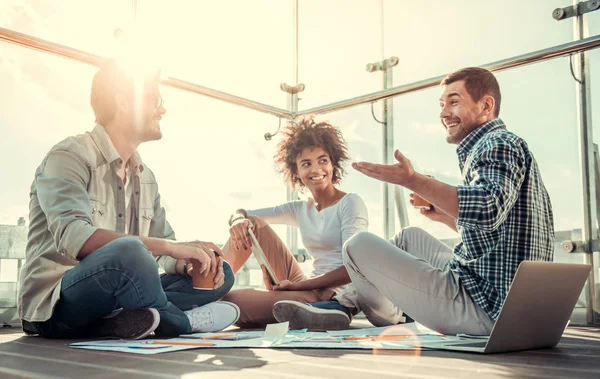 Çalışan genç insanlar