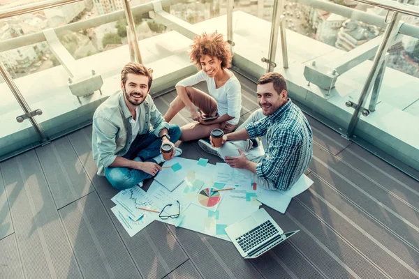 Çalışan genç insanlar