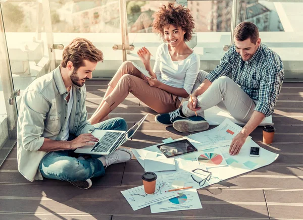 Çalışan genç insanlar