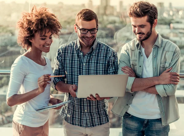 Çalışan genç insanlar