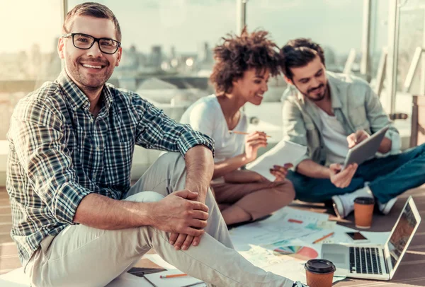 Çalışan genç insanlar