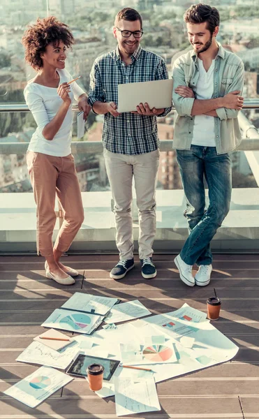 Çalışan genç insanlar