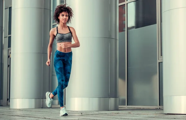 Afro mujer deportiva americana — Foto de Stock