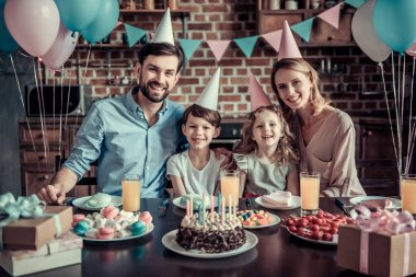 Aile doğum günü kutlaması
