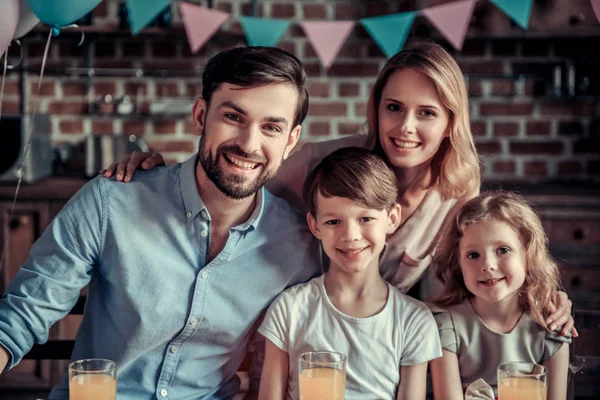 Familia celebrando cumpleaños — Foto de Stock