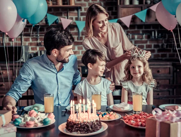 Family celebrating birthday — Stock Photo, Image