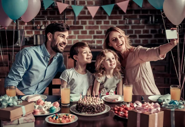 Family celebrating birthday — Stock Photo, Image