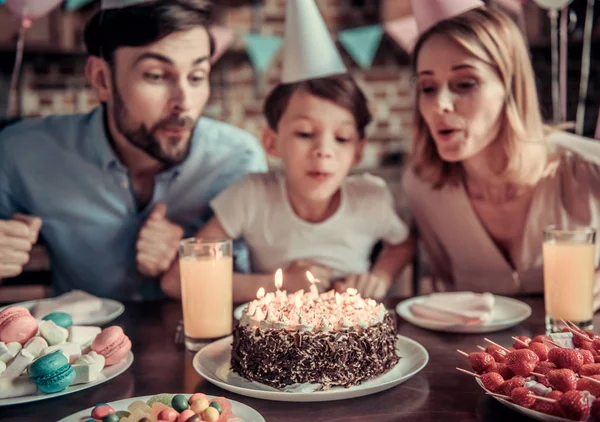 Сім'я відзначає день народження — стокове фото