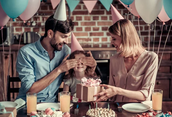 Família celebrando aniversário — Fotografia de Stock