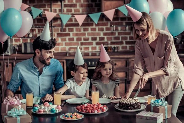 Aile doğum günü kutlaması