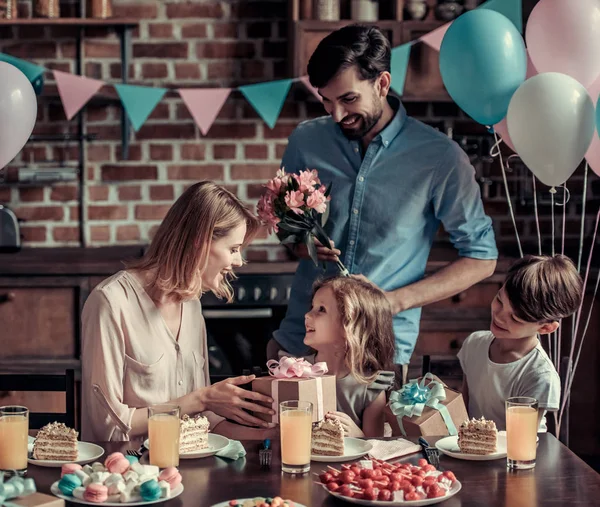 Family celebrating birthday — Stock Photo, Image