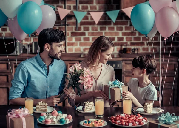 Familie feiert Geburtstag — Stockfoto