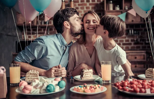 Famiglia che festeggia il compleanno — Foto Stock