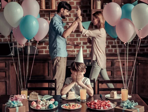 Disputas familiares durante o aniversário — Fotografia de Stock