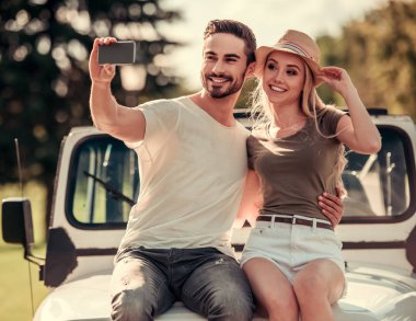 Arabayla seyahat eden çift.