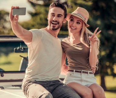 Arabayla seyahat eden çift.