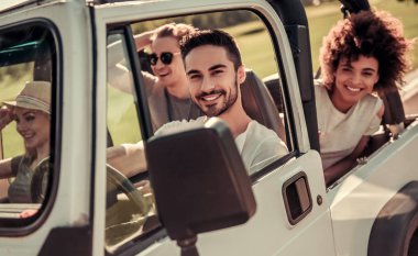 Arabayla seyahat eden arkadaşlar