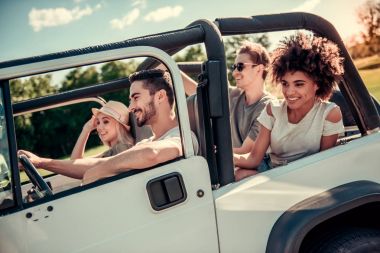 Arabayla seyahat eden arkadaşlar