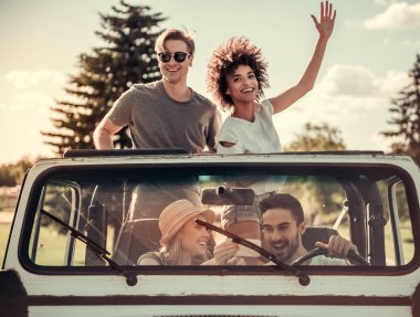 Arabayla seyahat eden arkadaşlar