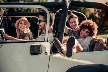 Arabayla seyahat eden arkadaşlar