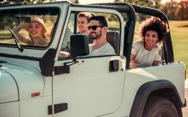 Arabayla seyahat eden arkadaşlar