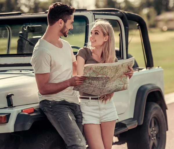 Pareja viajando en coche —  Fotos de Stock