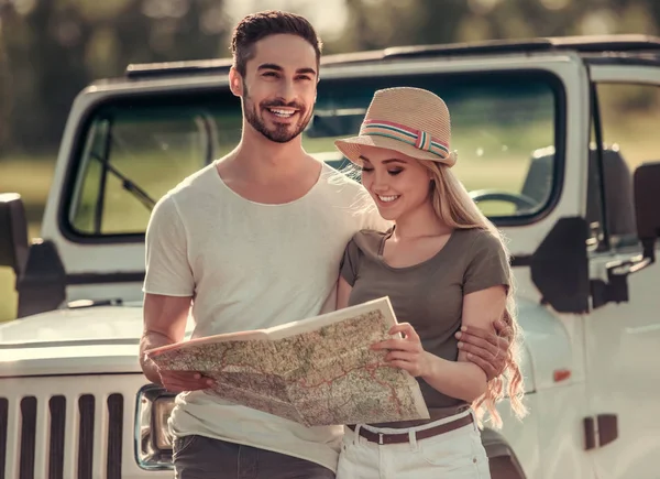 Pareja viajando en coche —  Fotos de Stock