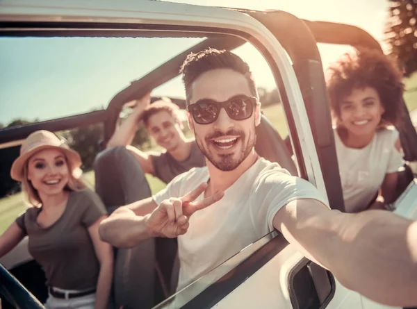 Friends travelling by car — Stock Photo, Image