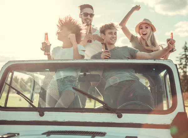 Arabayla seyahat eden arkadaşlar