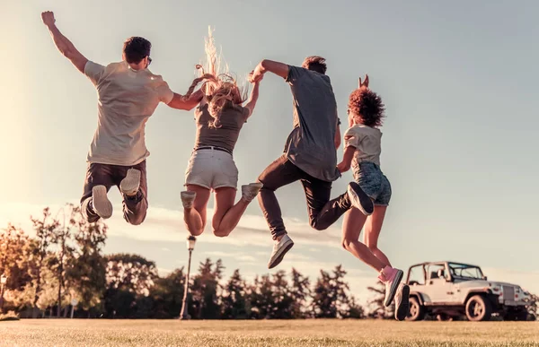 Arkadaşlar açık havada dinlenme