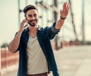 yakışıklı bir adam açık havada