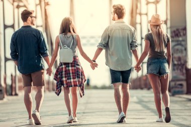 Gençler açık havada yürüyüş