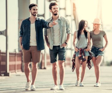 Gençler açık havada yürüyüş