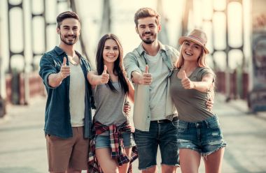 Gençler açık havada yürüyüş