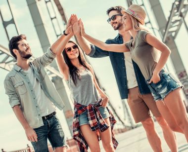 Gençler açık havada yürüyüş