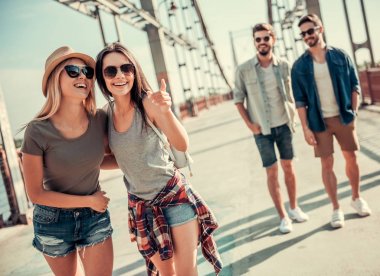Gençler açık havada yürüyüş
