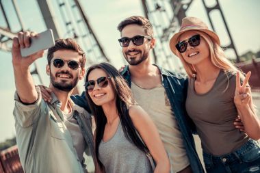 Gençler açık havada yürüyüş